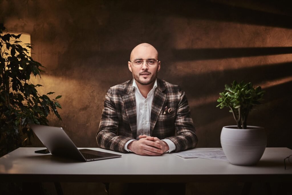 A importância da inteligência emocional no ambiente de trabalho: como desenvolvê-la e alcançar o sucesso profissional